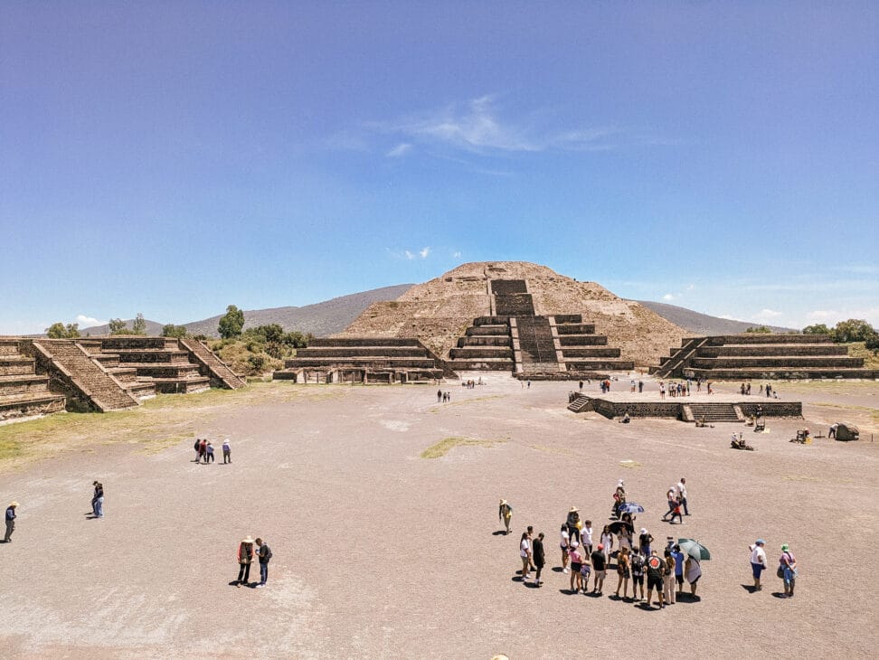 Tour groups at Teotihuacan