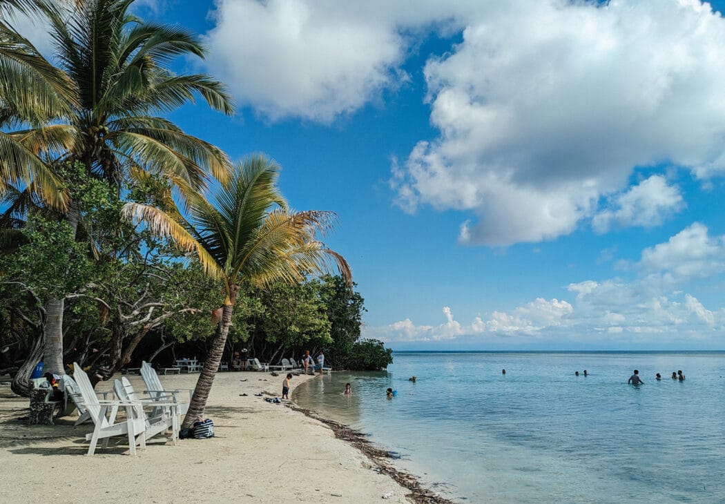 Utila travel guide: Relaxing on Bando Beach